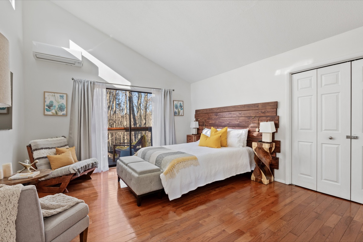 Comfortable bedroom with a calm atmosphere for a great night’s sleep after a day in the Poconos.