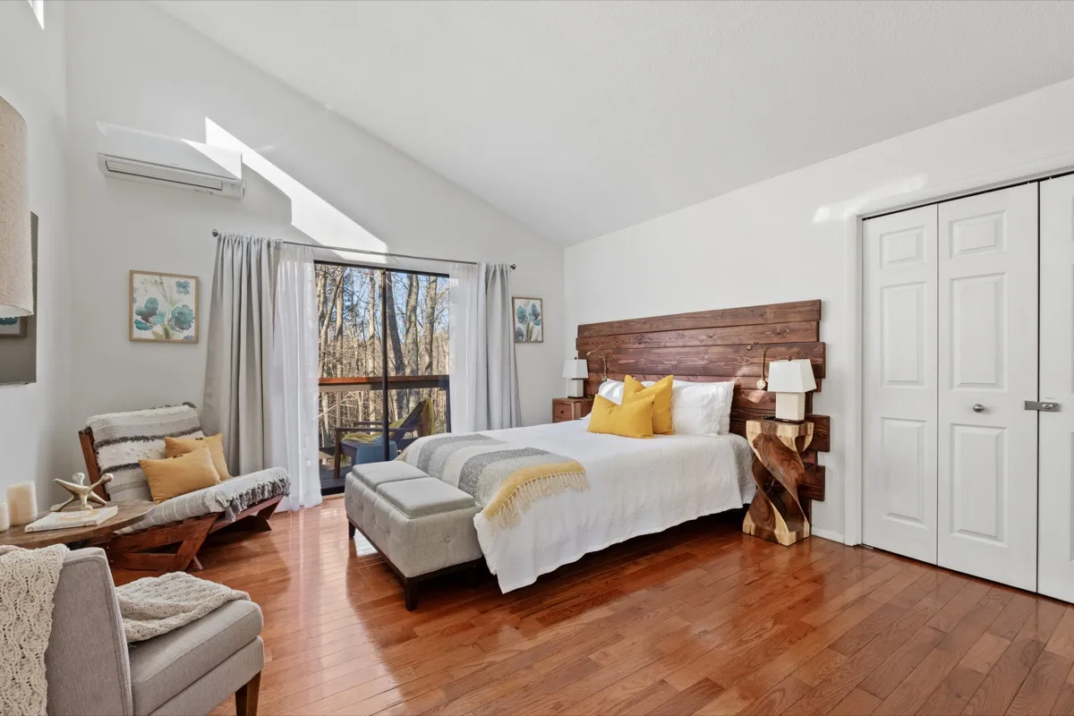 Comfortable bedroom with a calm atmosphere for a great night’s sleep after a day in the Poconos.