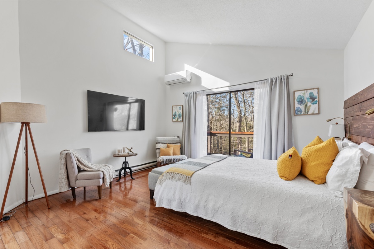 Comfortable bedroom with a calm atmosphere for a great night’s sleep after a day in the Poconos.