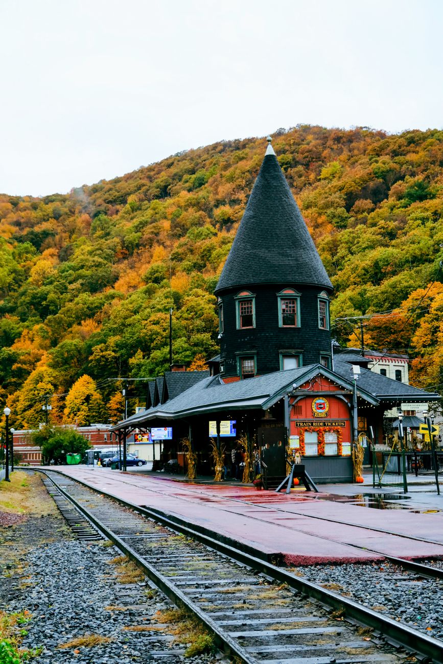 15 Unforgettable No-Car Fall Foliage Adventures in the Poconos