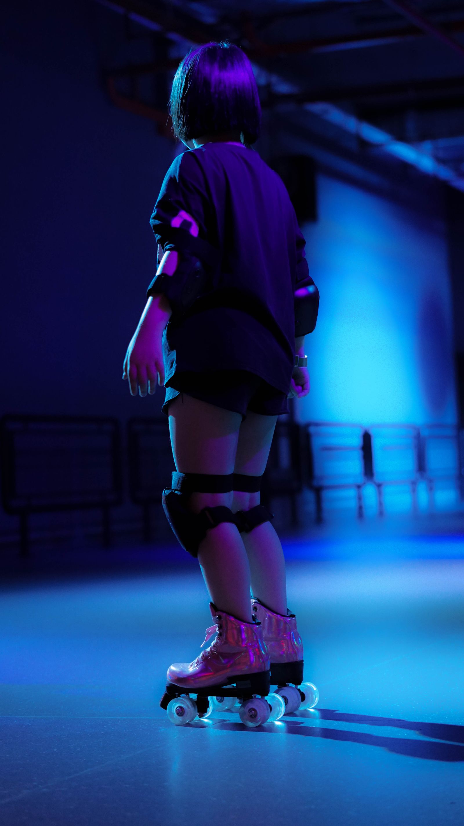 A close-up view of a person wearing roller skates on an urban street in Londrina, Brazil.